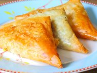 Тиропита триъгълни банички – гръцки пай със сирене фета, гауда, пармезан и рикота